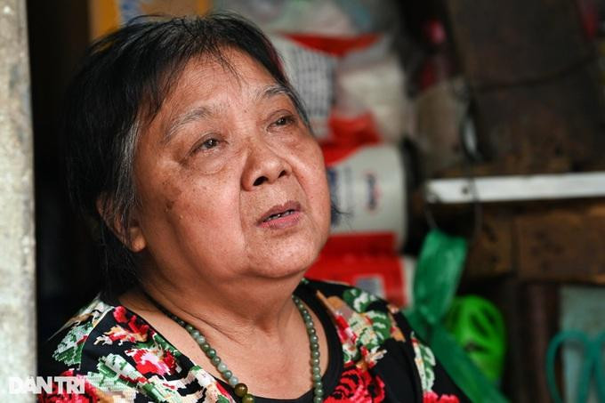 Ở tuổi 70, bà Tuyết vẫn đau đáu về tương lai của con trai và hai cháu nội (Ảnh: Mạnh Quân) Ở tuổi 70, bà Tuyết vẫn đau đáu về tương lai của con trai và hai cháu nội (Ảnh: Mạnh Quân)