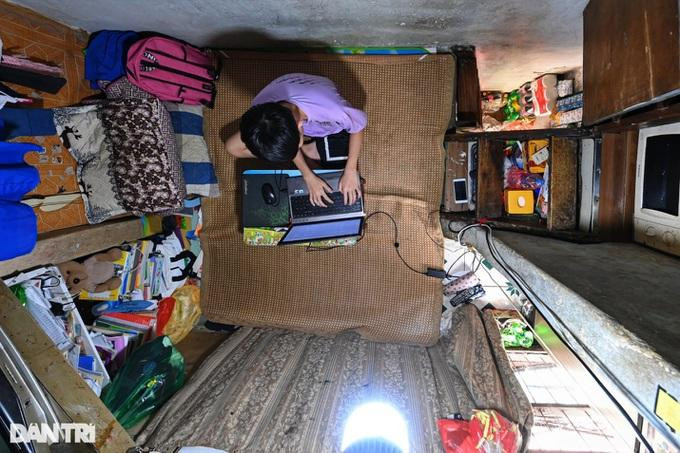 Căn nhà 6m2 ba thế hệ cùng chung sống, gặp nhiều bất tiện và khó khăn (Ảnh: Mạnh Quân) Căn nhà 6m2 ba thế hệ cùng chung sống, gặp nhiều bất tiện và khó khăn (Ảnh: Mạnh Quân)