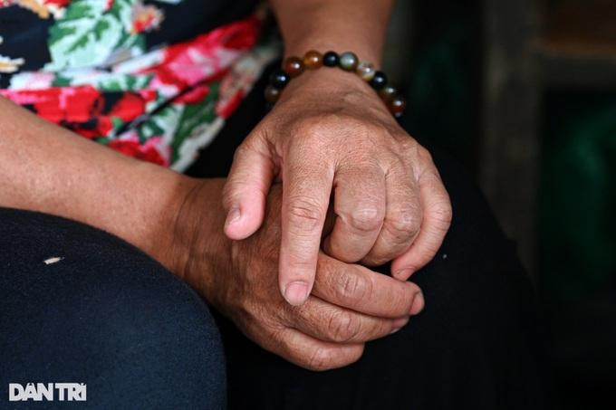 Bà Tuyết lo sợ nếu mình không còn nữa, con trai và hai cháu nội sẽ sống như thế nào (Ảnh: Mạnh Quân) Bà Tuyết lo sợ nếu mình không còn nữa, con trai và hai cháu nội sẽ sống như thế nào (Ảnh: Mạnh Quân)