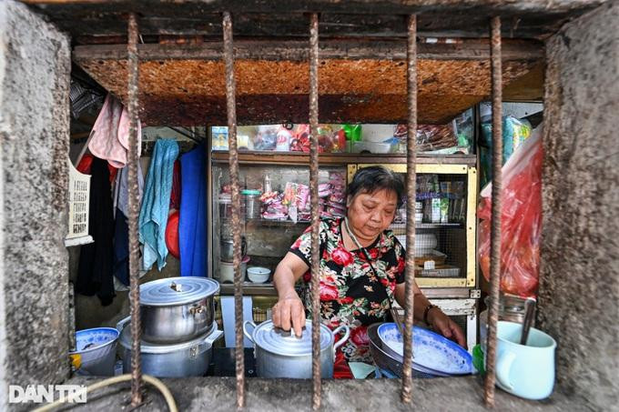 Bên cạnh khu vệ sinh là gian bếp và hàng tạp hóa (Ảnh: Mạnh Quân) Bên cạnh khu vệ sinh là gian bếp và hàng tạp hóa (Ảnh: Mạnh Quân)