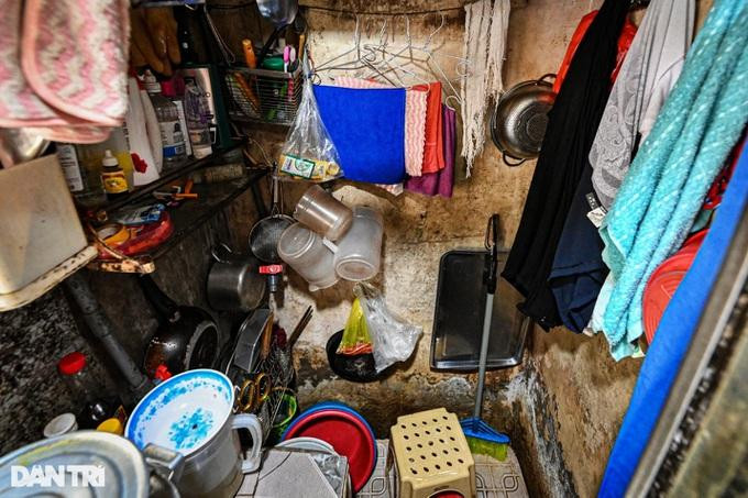 Nhà vệ sinh siêu nhỏ dưới tầng một, có ngày cả gia đình xếp hàng đợi đến lượt (Ảnh: Mạnh Quân). Nhà vệ sinh siêu nhỏ dưới tầng một, có ngày cả gia đình xếp hàng đợi đến lượt (Ảnh: Mạnh Quân).