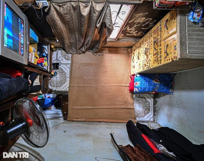 Căn phòng của anh Nam trên tầng ba, ánh sáng le lói qua khung cửa sổ (Ảnh: Mạnh Quân) Căn phòng của anh Nam trên tầng ba, ánh sáng le lói qua khung cửa sổ (Ảnh: Mạnh Quân)