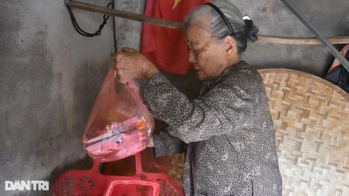 Bà Thuộc mua mì tôm mang vào hầm, đề phòng bão kéo dài (Ảnh: Quốc Triều). Bà Thuộc mua mì tôm mang vào hầm, đề phòng bão kéo dài (Ảnh: Quốc Triều).