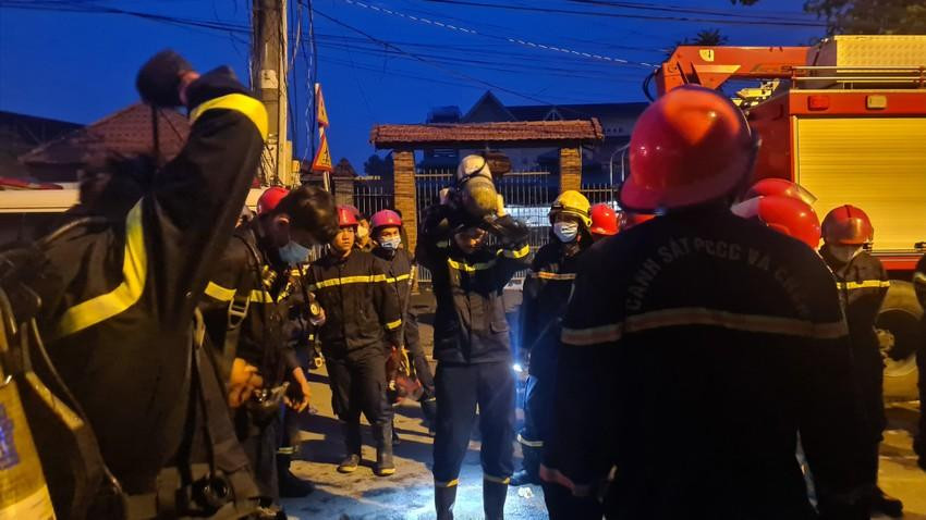 Lực lượng cứu nạn đem theo bình oxy vào bên trong tìm kiếm nạn nhân. Ảnh: Lê Ảnh (Pháp luật TPHCM)