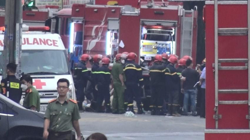 Đến 8 giờ ngày 7/9, lực lượng công an có mặt rất đông tại hiện trường để tìm kiếm thi thể các nạn nhân trong vụ cháy. Ảnh: LÊ ÁNH