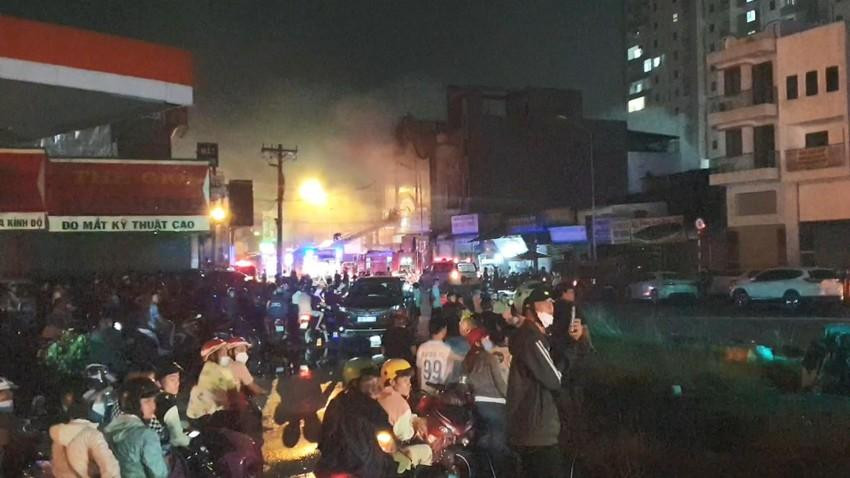Rất đông người dân có mặt tại hiện trường theo dõi vụ cháy. Ảnh:LA (Pháp luật TPHCM)