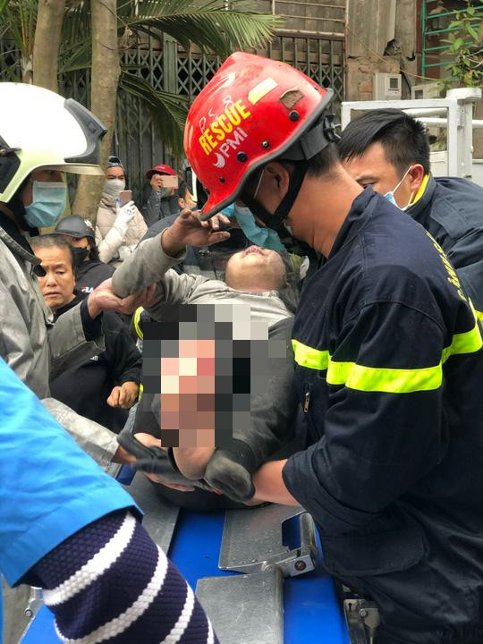 Cháu bé được lực lượng chức năng và người dân đưa đi cấp cứu - Ảnh: Văn Yên (Báo Người Lao Động) Cháu bé được lực lượng chức năng và người dân đưa đi cấp cứu - Ảnh: Văn Yên (Báo Người Lao Động)