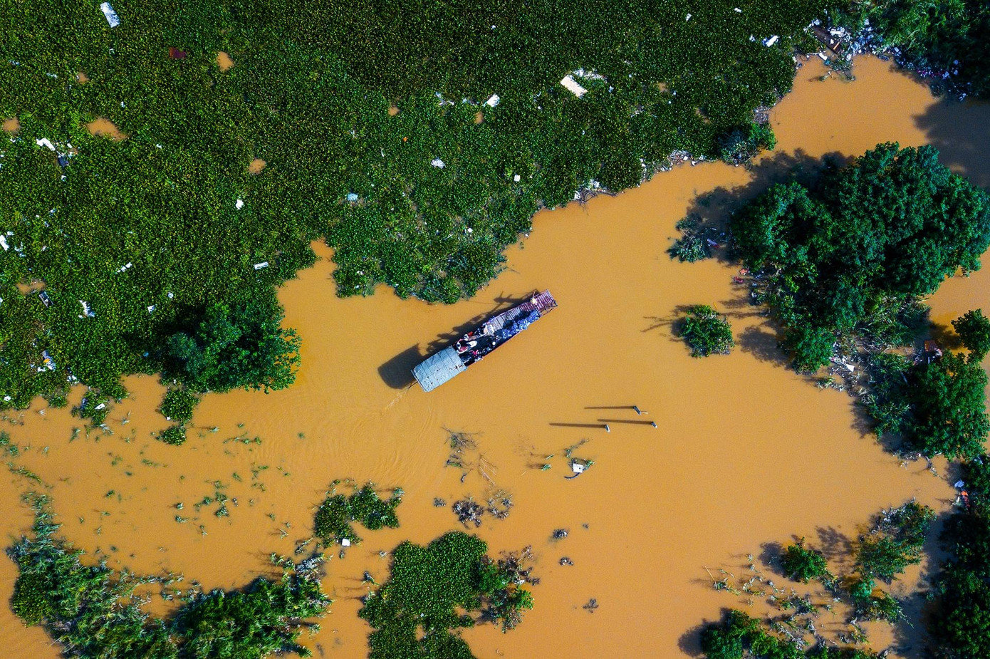 Đoạn đường đất dài khoảng 200 m ngày thường chỉ mất khoảng 5 phút đi xe máy thì nay người dân phải mất 15-20 phút tính cả thời gian chờ đò. Đoạn đường đất dài khoảng 200 m ngày thường chỉ mất khoảng 5 phút đi xe máy thì nay người dân phải mất 15-20 phút tính cả thời gian chờ đò.