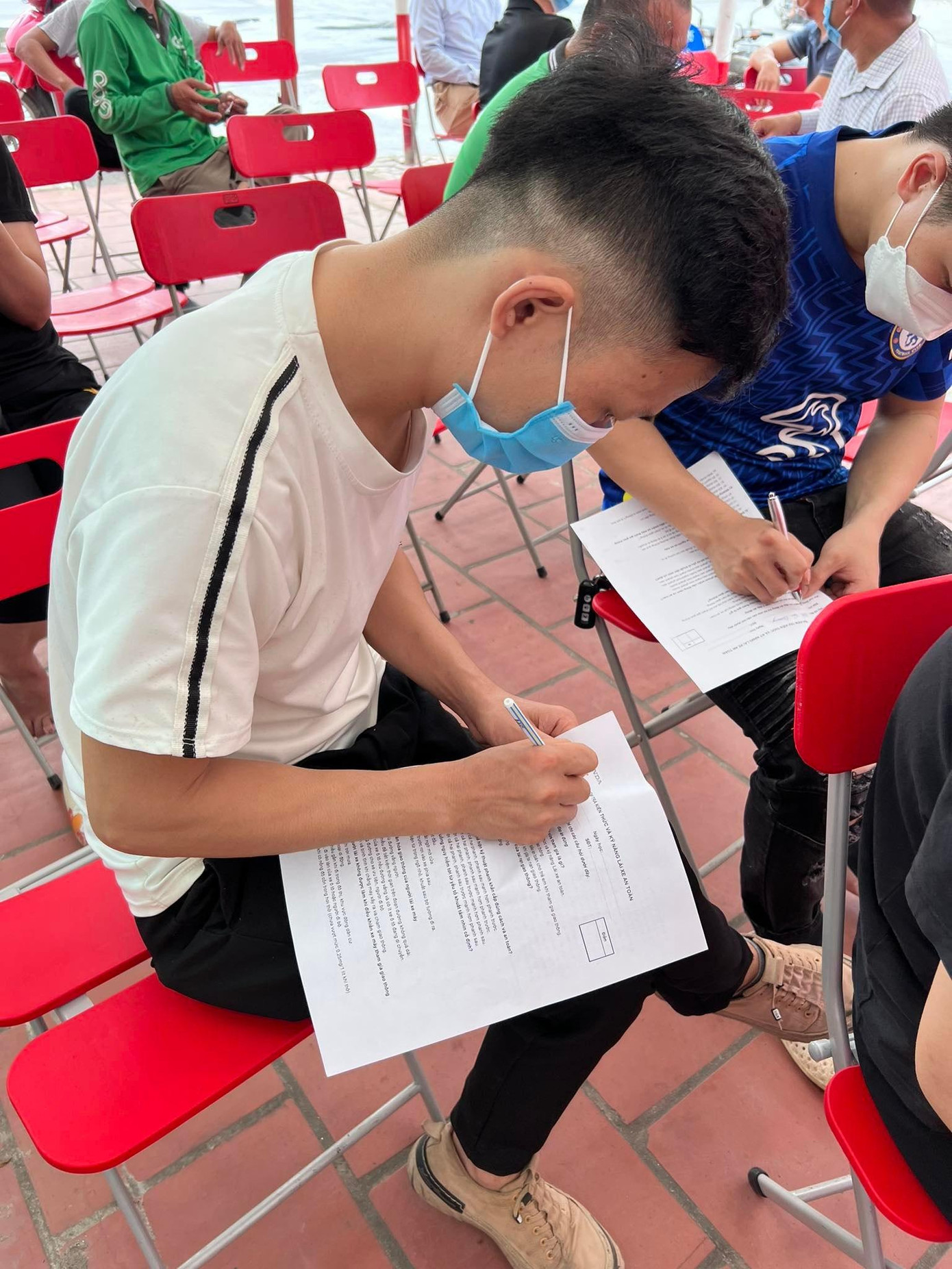 Khách hàng hào hứng "kiểm tra" lý thuyết sau khi đã nắm chắc các kiến thức và kỹ năng lái xe an toàn. Khách hàng hào hứng "kiểm tra" lý thuyết sau khi đã nắm chắc các kiến thức và kỹ năng lái xe an toàn.