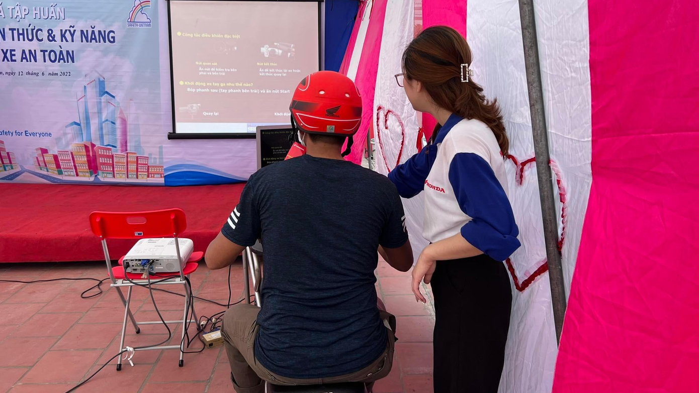 Trong phần đào tạo thực hành, nhiều thanh niên xung phong tham gia thực hành trên máy tập lái RT. Trong phần đào tạo thực hành, nhiều thanh niên xung phong tham gia thực hành trên máy tập lái RT.