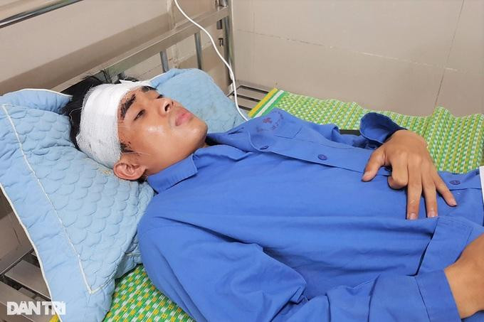 Em Hoàng Tiến Thạch thoát chết, chui được ra khỏi chiếc xe gặp nạn, nhìn thấy nhiều người kêu cứu nhưng bất lực (Ảnh: Thái Bá).