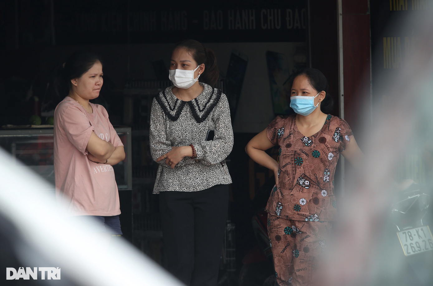 Người dân khu vực xung quanh vẫn bàng hoàng, chưa hết sợ hãi sau khi chứng kiến vụ cháy kinh hoàng khiến ít nhất 13 người thiệt mạng.