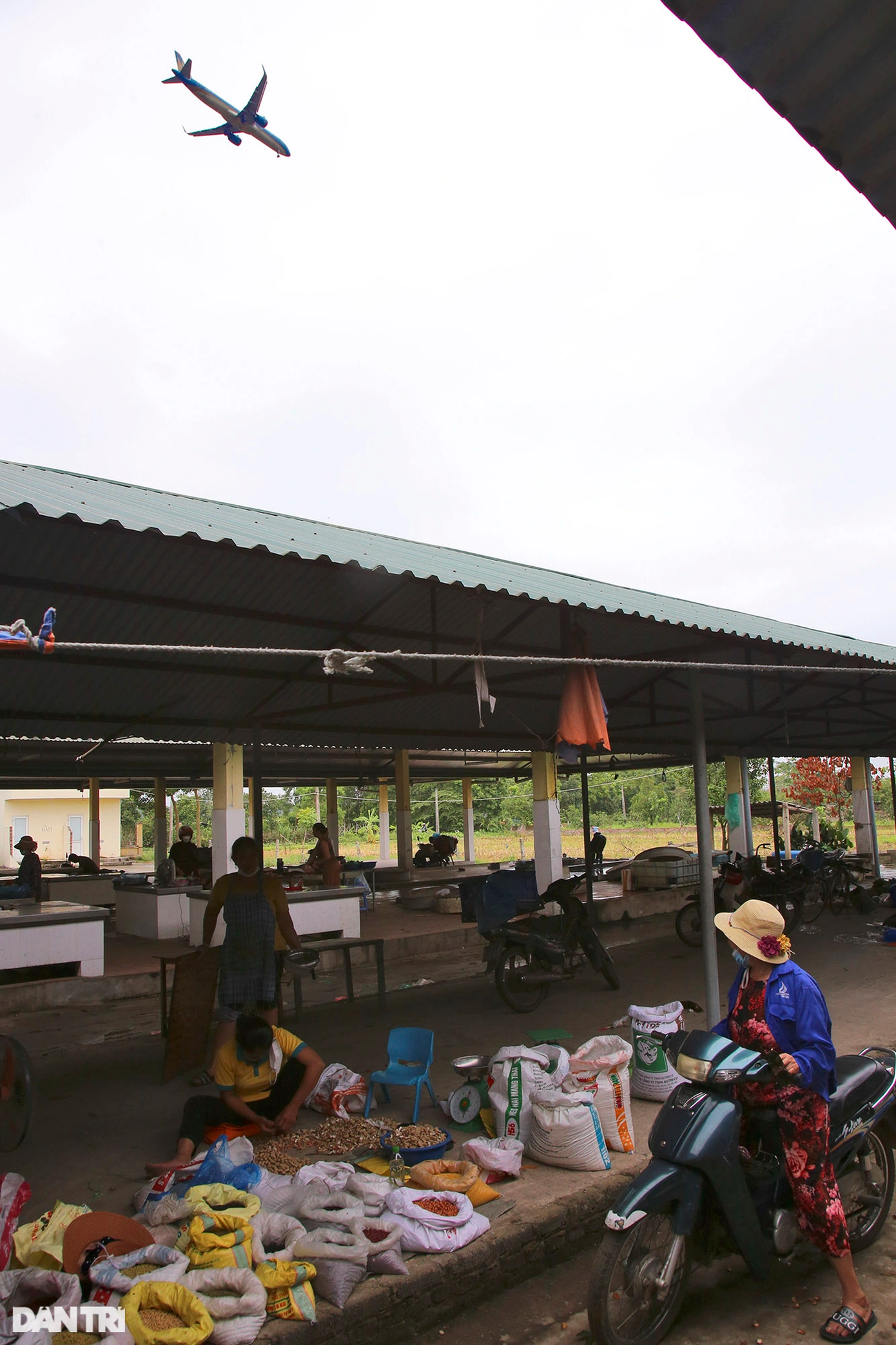 Tiếng rít của gió và tiếng ầm ì từ động cơ máy bay dội xuống chợ ở khoảng cách rất gần nhưng không mấy ai để ý, việc mua bán diễn ra bình thường do người dân đã quá quen thuộc.