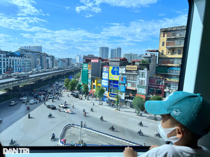 Đi tàu điện trên cao giúp dân công sở thoát khỏi cảnh ùn tắc, nhất là những ngày nóng nực (Ảnh: Viên Minh)