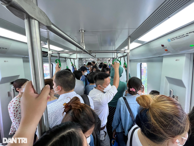 Từ 7h30 sáng mỗi ngày, tàu điện Cát Linh - Hà Đông chật cứng người (Ảnh: Viên Minh).