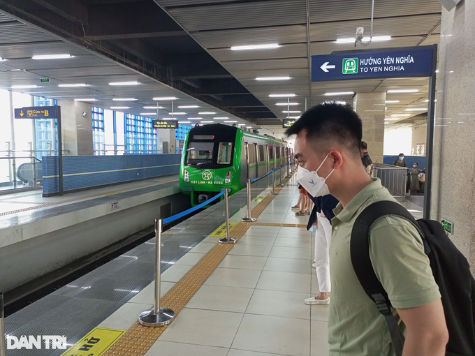 Giá xăng tăng là một trong số nguyên nhân anh Nam chuyển qua sử dụng phương tiện công cộng (Ảnh: Viên Minh)