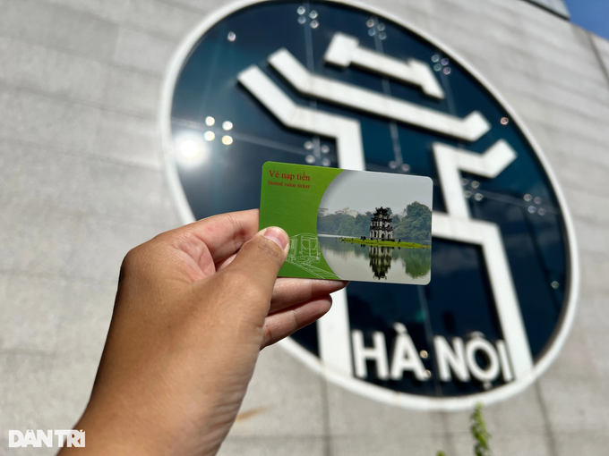 Anh Cường mua vé tháng tàu điện Cát Linh - Hà Đông giúp tiết kiệm chi phí (Ảnh: Viên Minh)
