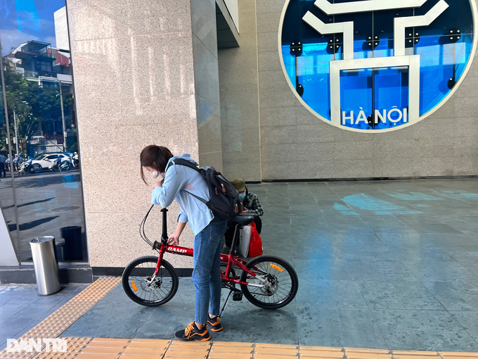 Dân công sở đưa xe đạp gấp lên tàu điện để tiện sử dụng (Ảnh: Viên Minh)