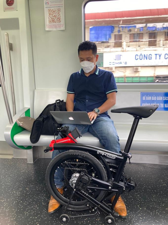 Xu hướng kết hợp phương tiện công cộng và xe đạp gấp để đi làm nở rộ tại Hà Nội thời gian này (Ảnh: NVCC)