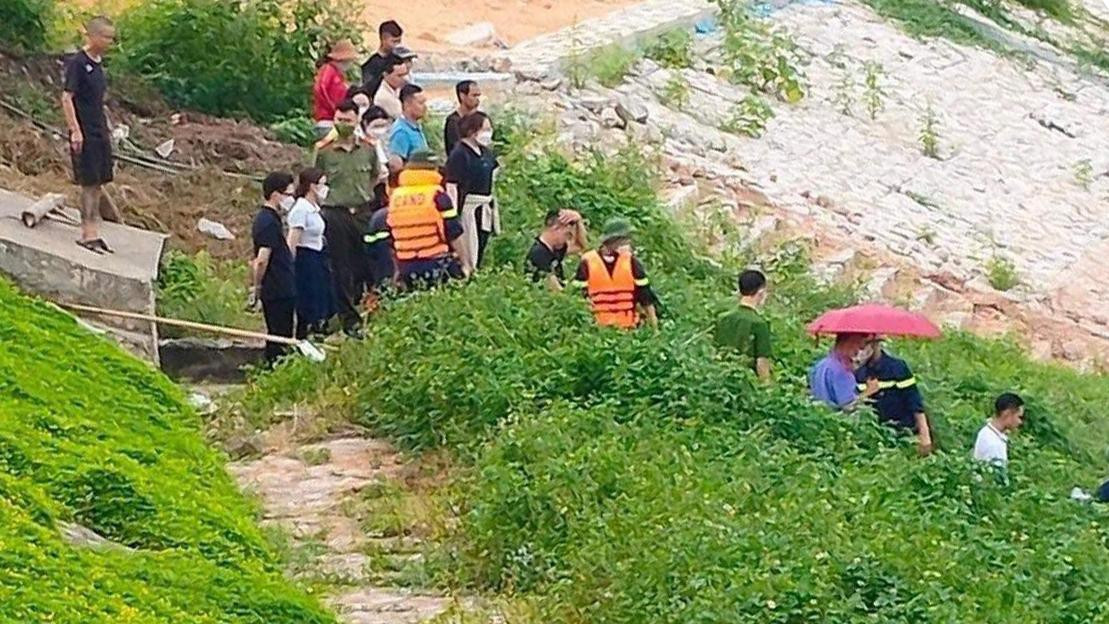 Sau khi nhận dạng, người nhà đã tiếp nhận thi thể người xấu số về nhà tổ chức tang lễ -Ảnh: Hà Tuấn