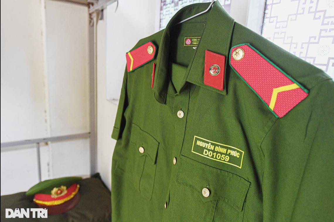 Hai bộ quân phục của Việt và Phúc được đồng đội sắp xếp gọn gàng, nằm ngay ngắn trên chiếc giường tầng. Hai bộ quân phục của Việt và Phúc được đồng đội sắp xếp gọn gàng, nằm ngay ngắn trên chiếc giường tầng.