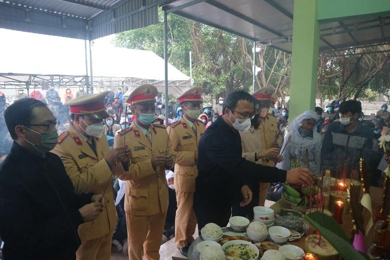 Ông Khuất Việt Hùng cùng đoàn công tác thăm viếng các nạn nhân (Ảnh: CTV).