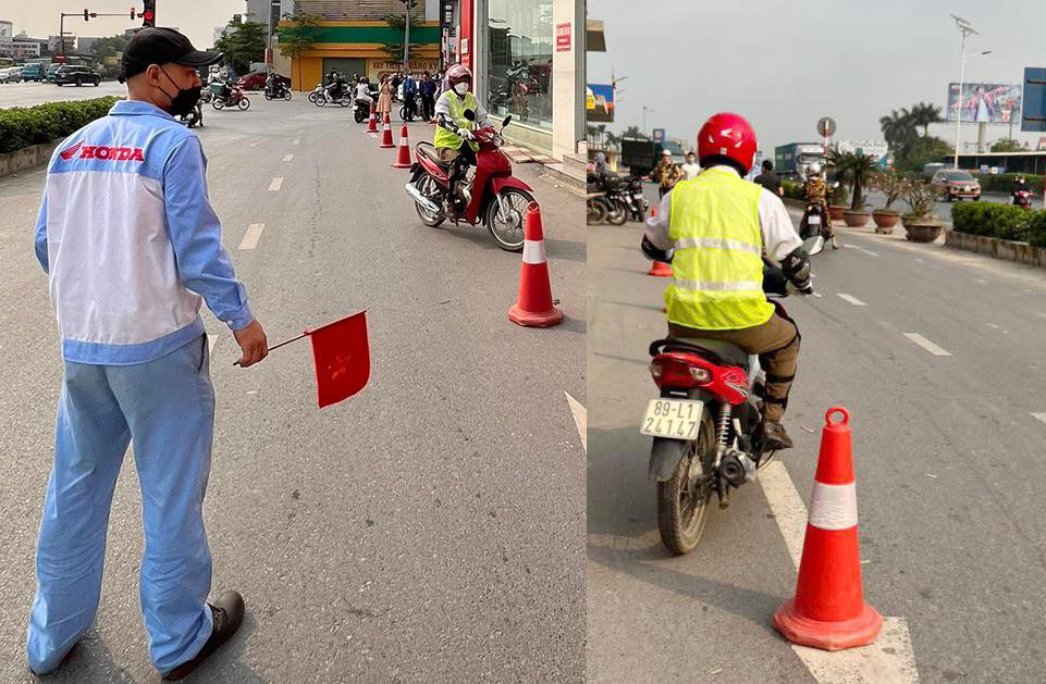 Phía ngoài, người dân trổ tài đi xe zích zắc theo cọc tiêu.