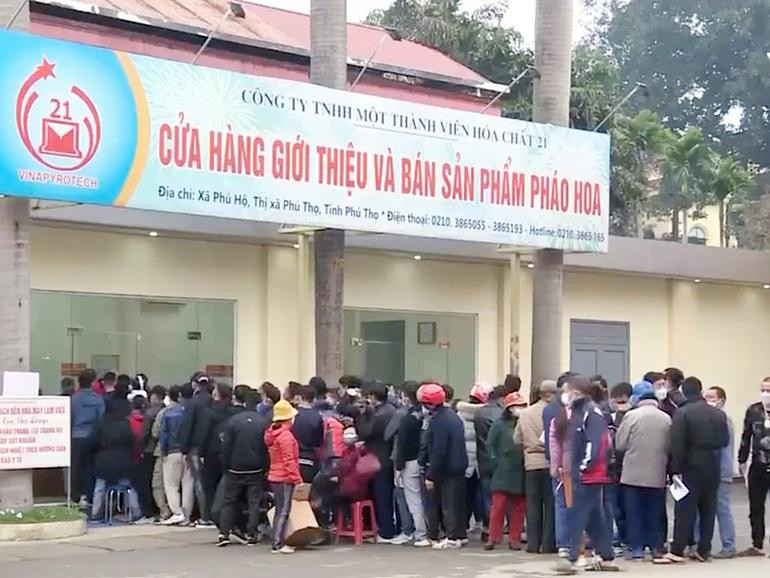 Người dân xếp hàng chờ mua pháo hoa không tiếng nổ ở Nhà máy Z121 (Ảnh: VTV)