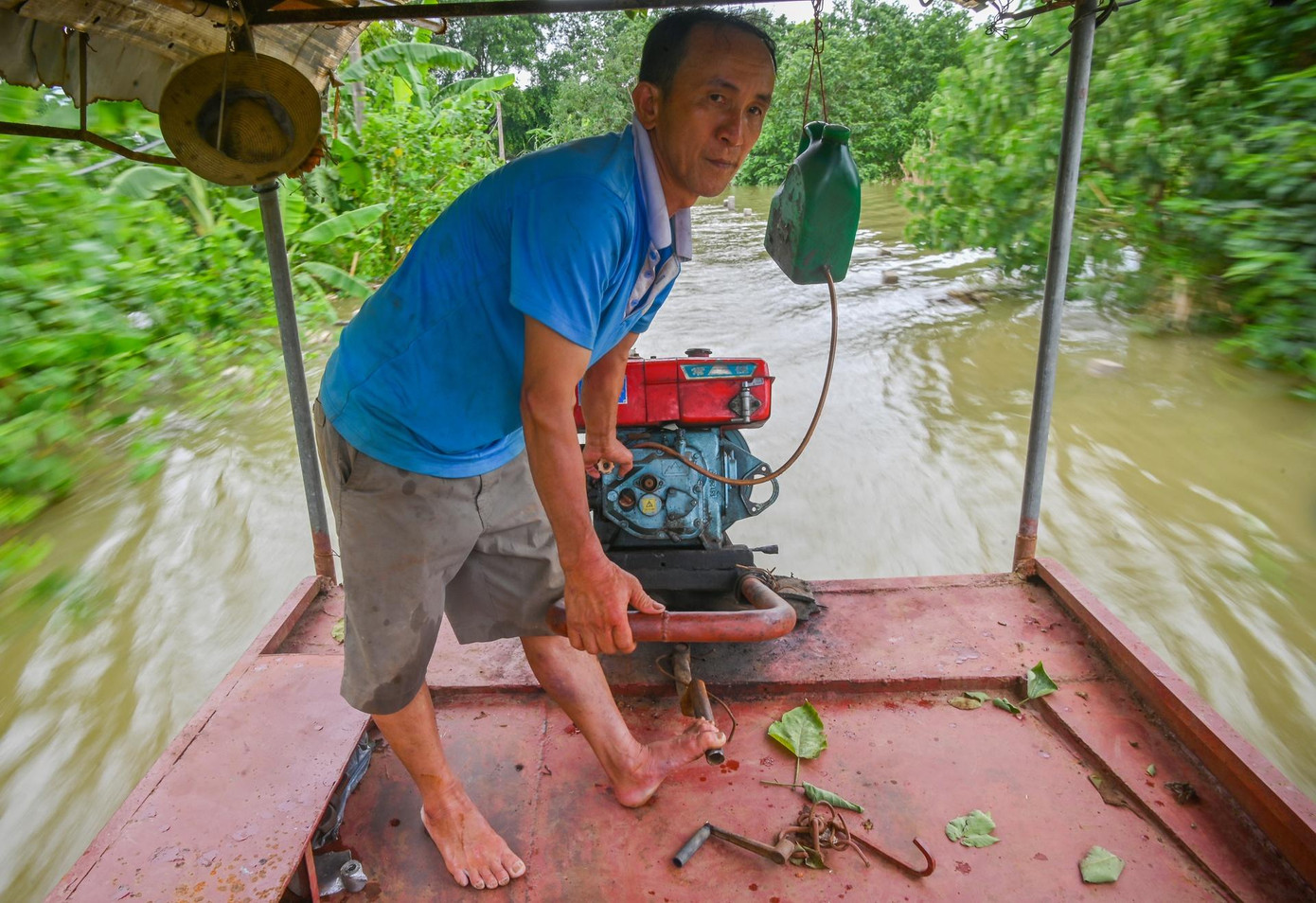 Ông Bo (người lái đò) cho biết: "Đoạn đường này nếu ngập nước thì rất nguy hiểm vì sâu và nhiều cọc, đá bên dưới do vậy đa số người dân chọn đường đi lên cầu Long Biên, trừ những người kinh doanh buôn bán phải chở nặng thì họ sẽ đi đò". Ông Bo (người lái đò) cho biết: "Đoạn đường này nếu ngập nước thì rất nguy hiểm vì sâu và nhiều cọc, đá bên dưới do vậy đa số người dân chọn đường đi lên cầu Long Biên, trừ những người kinh doanh buôn bán phải chở nặng thì họ sẽ đi đò".