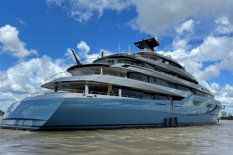 Siêu du thuyền của tỷ phú Anh đậu trên sông Hậu trưa 5/6. Siêu du thuyền của tỷ phú Anh đậu trên sông Hậu trưa 5/6.