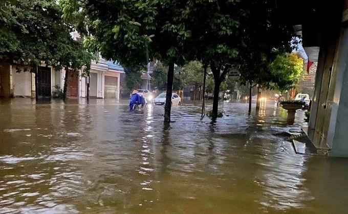 Một số tuyến phố do nước ngập cao quá vỉa hè, tràn vào nhà dân, gây hư hại vật dụng, nhất là đồ điện tử. Nhiều nhà dân ngập nặng còn có cả đàn cá bơi vào nhà (Ảnh: CTV). Một số tuyến phố do nước ngập cao quá vỉa hè, tràn vào nhà dân, gây hư hại vật dụng, nhất là đồ điện tử. Nhiều nhà dân ngập nặng còn có cả đàn cá bơi vào nhà (Ảnh: CTV).