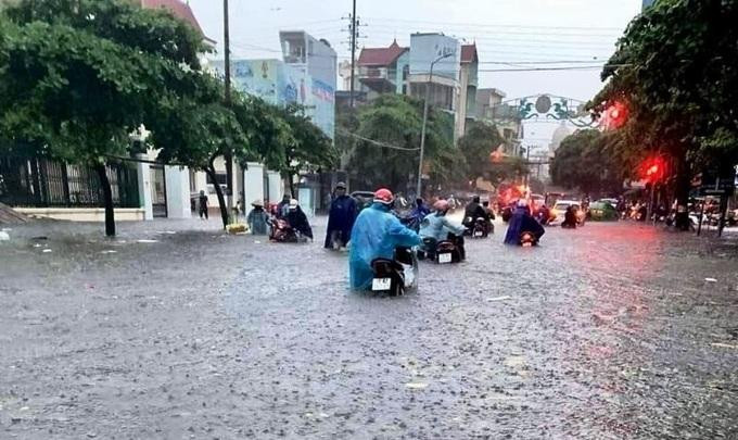 Từ sáng sớm 9/9, một số trường trên địa bàn thành phố Nam Định đã phải thông báo cho học sinh nghỉ học. Đến khoảng hơn 9h sáng 9/9, mưa đã ngớt, nước bắt đầu rút nhưng rất chậm. Trong ảnh: Đoàn xe máy bị ngập nước chết máy vất vả đi qua tuyến đường ngập (Ảnh: CTV). Từ sáng sớm 9/9, một số trường trên địa bàn thành phố Nam Định đã phải thông báo cho học sinh nghỉ học. Đến khoảng hơn 9h sáng 9/9, mưa đã ngớt, nước bắt đầu rút nhưng rất chậm. Trong ảnh: Đoàn xe máy bị ngập nước chết máy vất vả đi qua tuyến đường ngập (Ảnh: CTV).