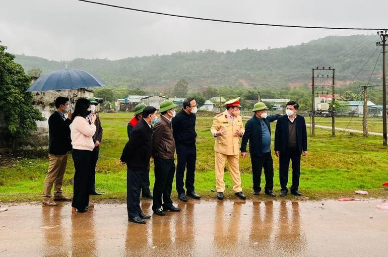 Lực lượng chức năng đến kiểm tra hiện trường (Ảnh: CTV).