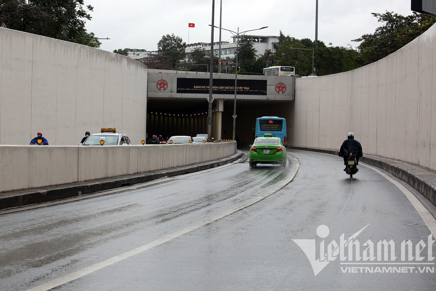 Đường phố Hà Nội cũng lúc đông lúc vắng trong ngày mưa rét