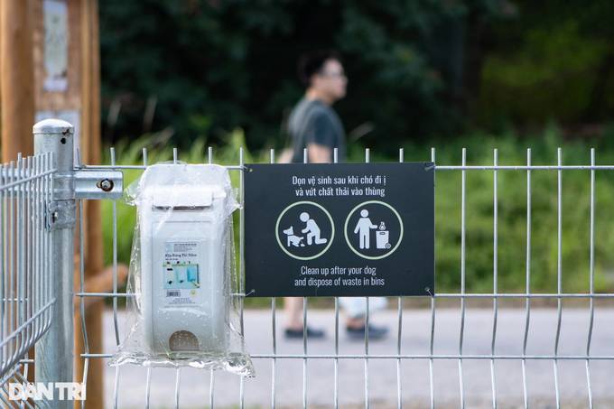 Công viên yêu cầu chủ dọn dẹp sau khi thú cưng đi vệ sinh. Xung quanh công viên, ban quản lý cũng trang bị thùng rác, yêu cầu giữ vệ sinh chung (Ảnh: Viên Minh)