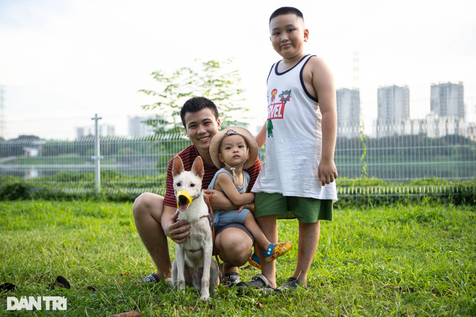 Các gia đình tranh thủ đưa chó dạo chơi dịp cuối tuần (Ảnh: Viên Minh)