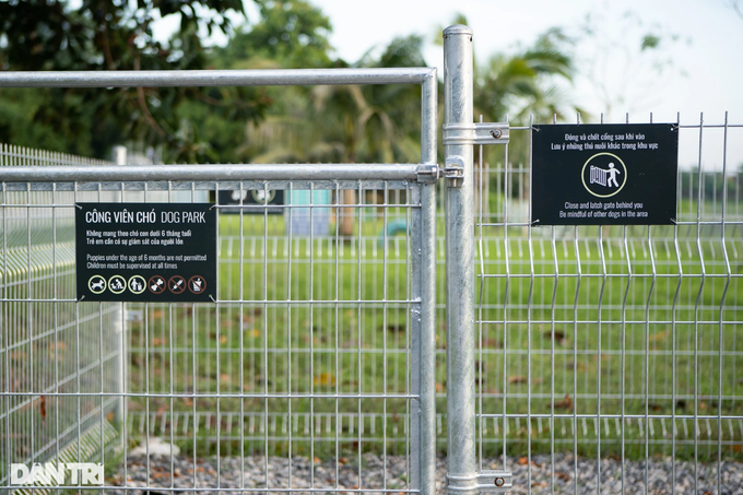 Công viên dựng hai lớp hàng rào tránh thú cưng thoát ra bên ngoài, kèm một số quy định (Ảnh: Viên Minh)