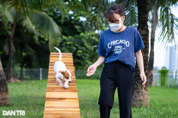 Lê Hân bên cạnh chú chó Bun tinh nghịch (Ảnh: Viên Minh)