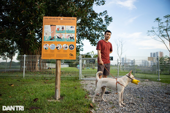 Bảng giới thiệu và quy định được dựng trước cổng lối vào công viên chó (Ảnh: Viên Minh)