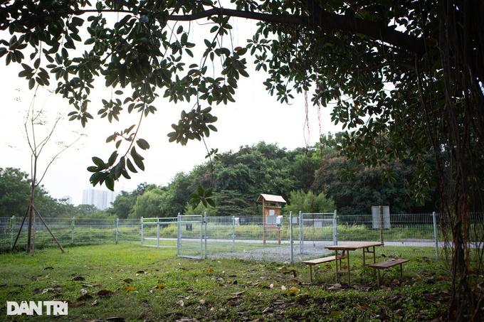 Công viên cũng sắp xếp ba bộ bàn ghế để người dân nghỉ ngơi (Ảnh: Viên Minh)
