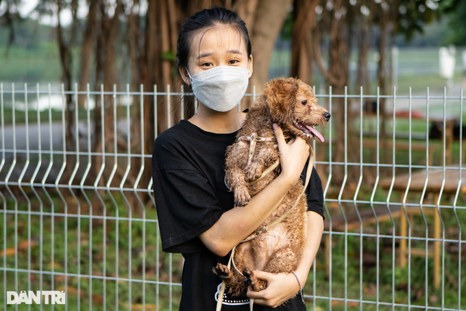 Vũ Thị Thanh Thủy bên chú Poodle tinh nghịch (Ảnh: Viên Minh)