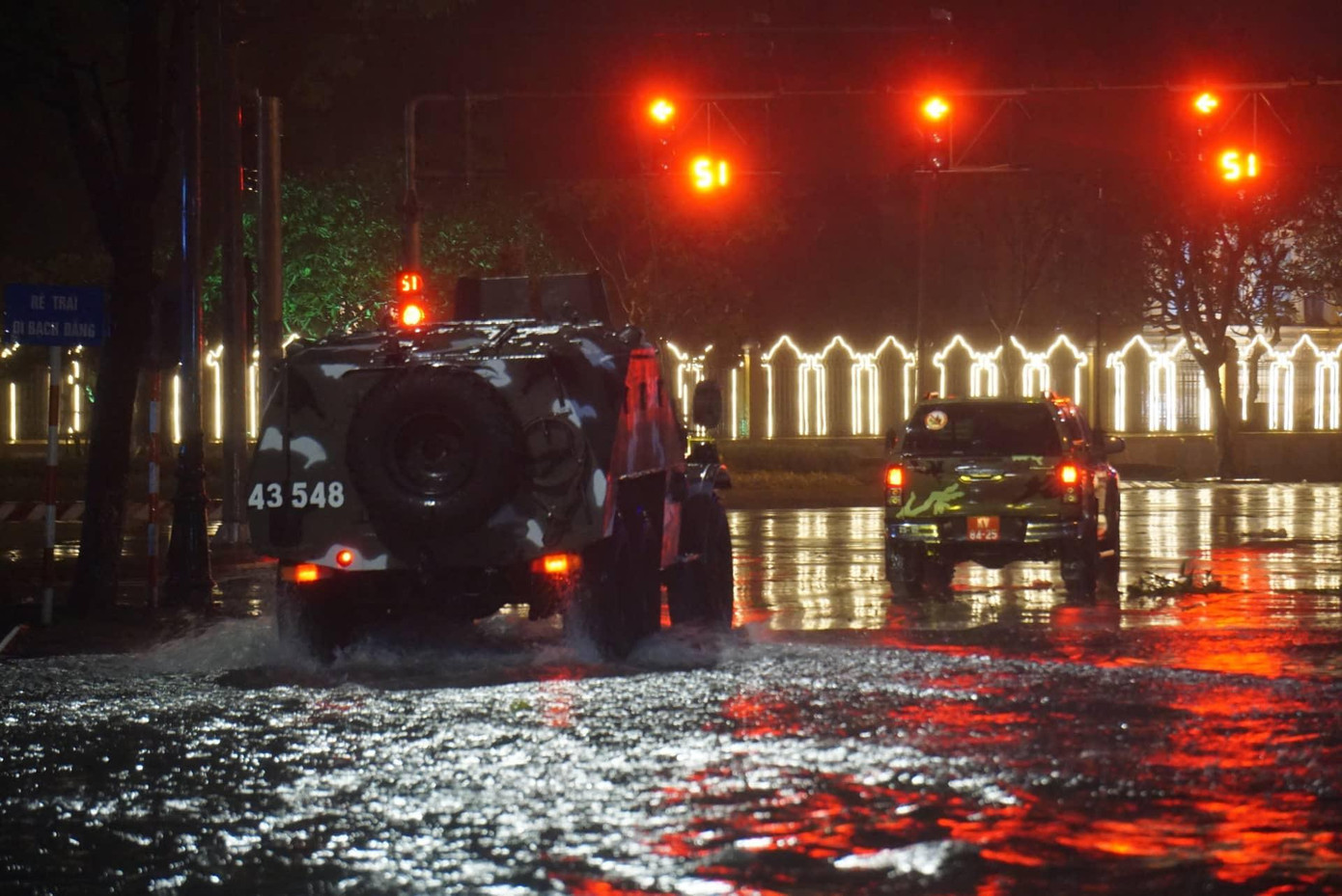 Bão đổ bộ đất liền các tỉnh Thừa Thiên Huế – Quảng Ngãi ảnh 98