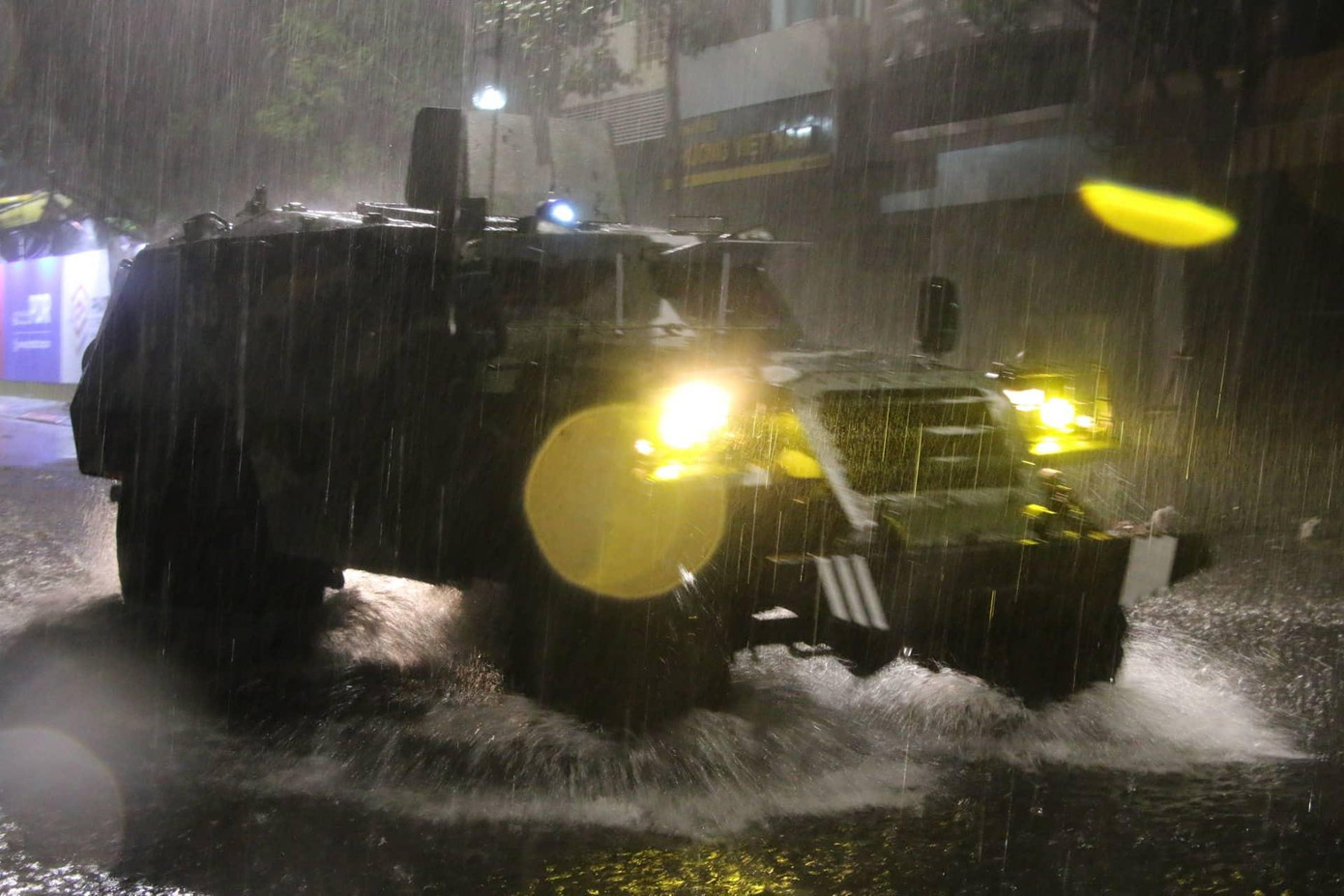 Xe thiết giáp, xe lội nước xuyên đêm trên đường phố Đà Nẵng chở lãnh đạo, cơ quan chức năng đi thực địa xem xét xử lý các tình huống trong mưa bão. Ảnh: B.D