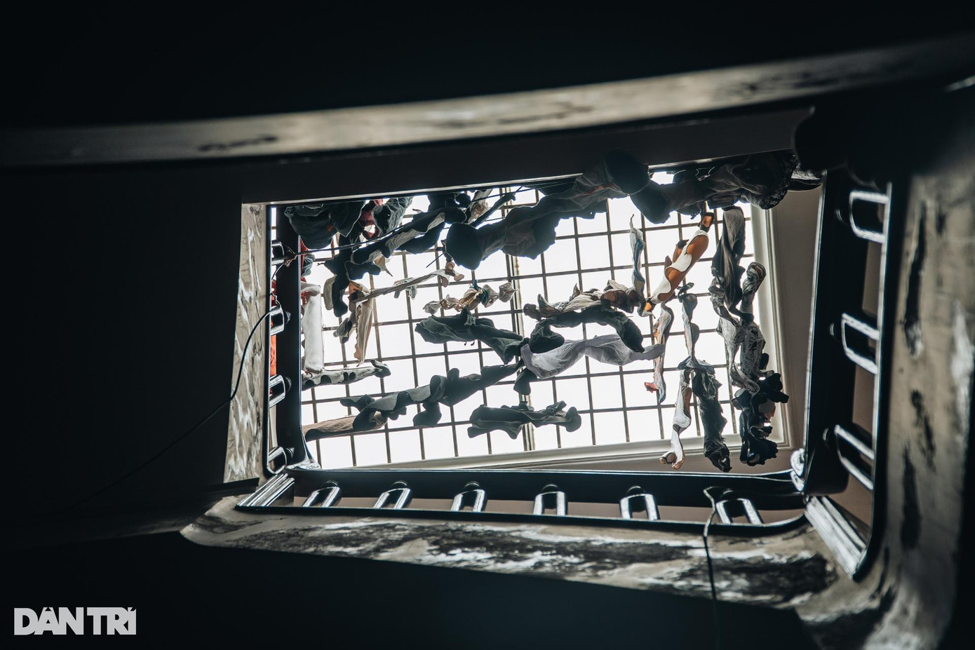 Tại dãy trọ ở phố Nguyễn Phúc Lai, căn nhà 4 tầng có 33 phòng trọ hộp diêm, mỗi tuần lao công sẽ đến dọn dẹp từ 1-2 lần. Mỗi tầng gồm 2 phòng lớn rộng 15-20m2, chia thành những phòng riêng lẻ 3 - 5m2, phân tách bằng các miếng gỗ ép, đánh số từ 1-9. Mỗi phòng "hộp diêm" được trang bị bóng đèn, ổ cắm, kệ/thanh treo đồ, quạt thông gió.