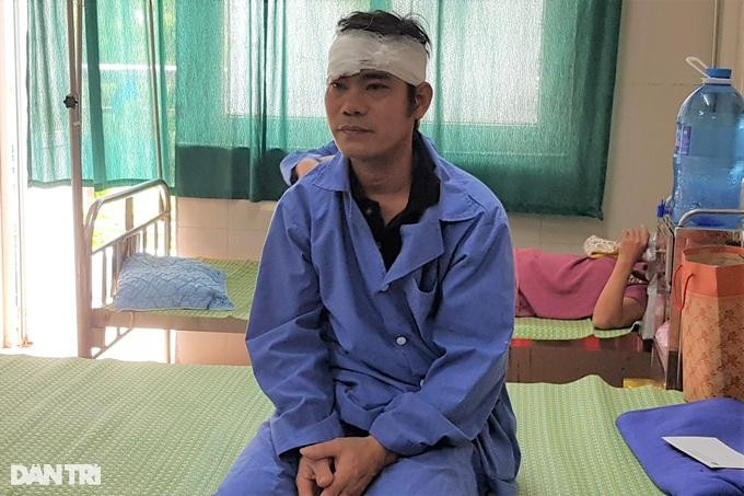 Anh Nguyễn Quốc Nhàn thấy nhiều cháu bé trên xe gặp nạn đã quá đau lòng (Ảnh: Thái Bá).