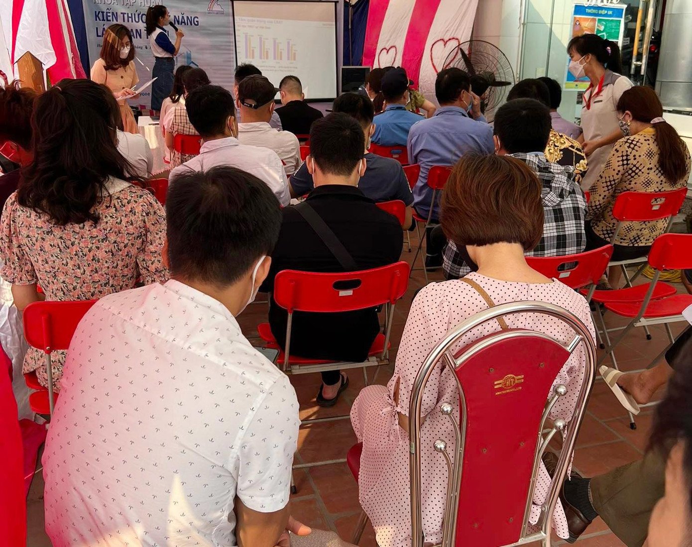 Buổi tập huấn được chia làm 2 phần gồm phần đào tạo lý thuyết và phần hướng dẫn thực hành. Trong phần lý thuyết, nhân viên tại cửa hàng đã hướng dẫn khách hàng tham gia buổi tập huấn nắm chắc các kiến thức, kỹ năng lái xe an toàn