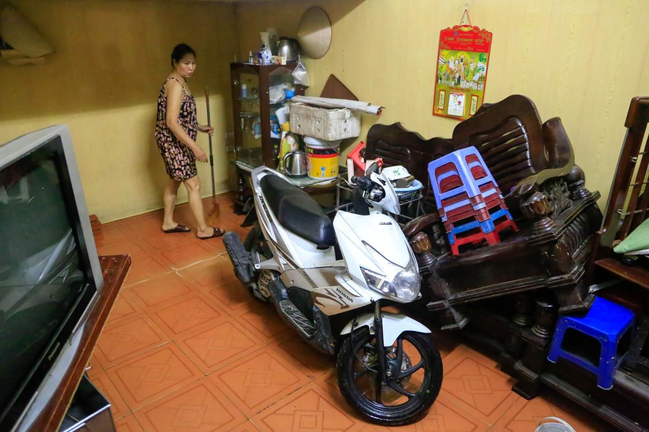 Gia đình chị Lan phải kê dọn đồ điện tử, gia dụng trong nhà như tivi, máy giặt, quạt... lên phía trên cao để tránh hư hỏng mỗi khi mưa lớn. Gia đình chị Lan phải kê dọn đồ điện tử, gia dụng trong nhà như tivi, máy giặt, quạt... lên phía trên cao để tránh hư hỏng mỗi khi mưa lớn.