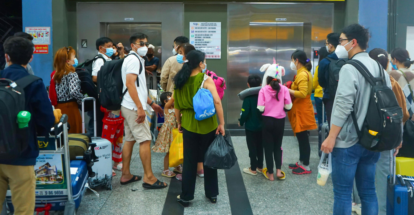 Vào giờ cao điểm, khu vực thang máy đi lên nhà xe có dấu hiệu "tăng nhiệt", tất cả các thang máy tại sân bay đều phục vụ hết công suất.