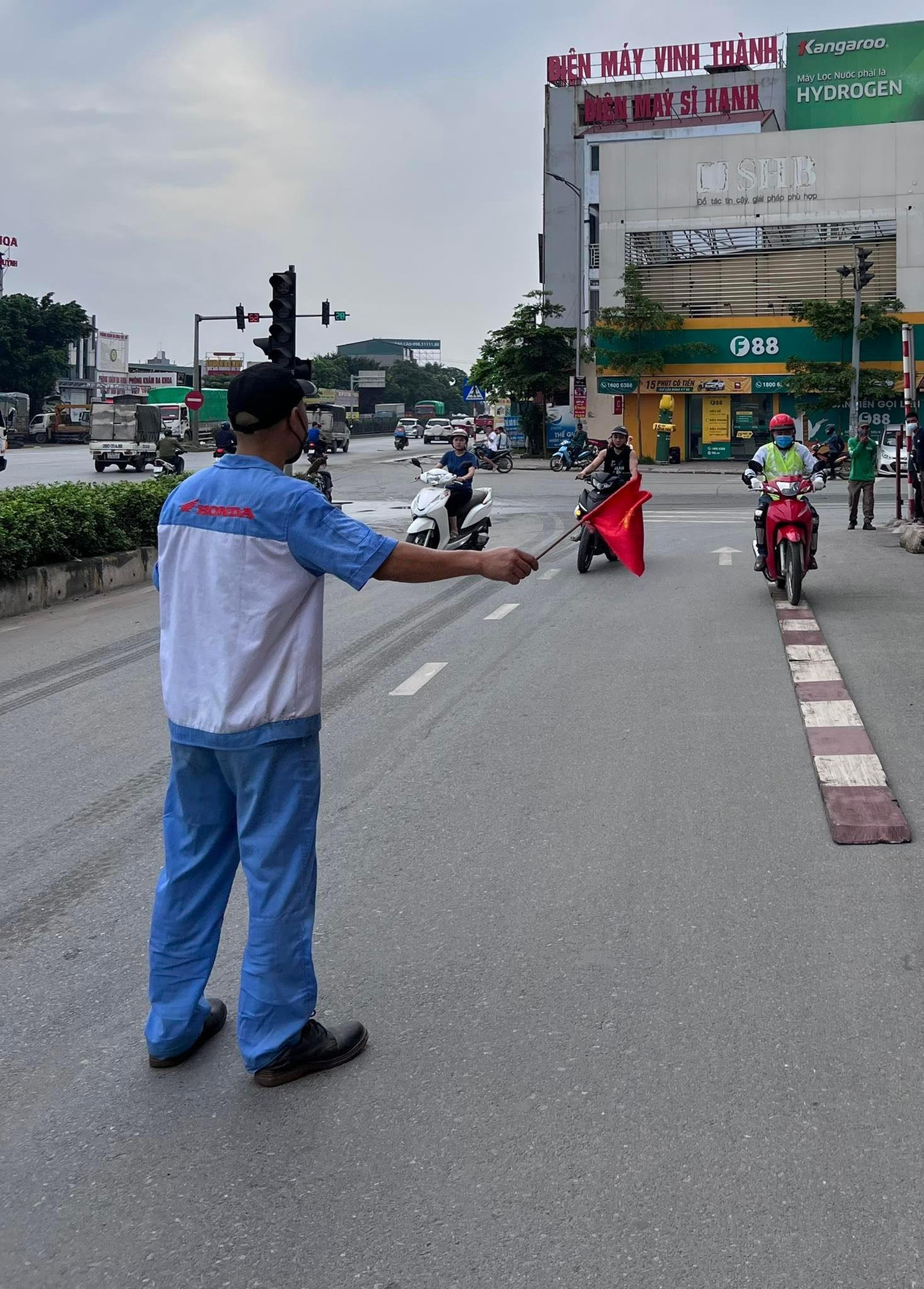 Khách hàng "trổ tài" khi được thực hành Lái xe thăng bằng... Khách hàng "trổ tài" khi được thực hành Lái xe thăng bằng...