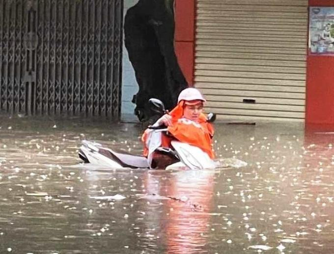 Đặc biệt, tại chân cầu Đò Quan trên đường Trần Hưng Đạo, nhiều ô tô, xe máy đã bị ngập lút cả xe, chết máy. Rất nhiều phương tiện di chuyển từ các huyện sang thành phố Nam Định đã phải quay đầu ngay trên cầu Đò Quan khi nhận thấy không thể di chuyển trên tuyến đường ngập. Các đơn vị cứu hộ trên địa bàn thành phố Nam Định gần như hoạt động hết công suất để "giải cứu" các phương tiện gặp nạn. Trong ảnh: Một người dân vất vả cố đưa chiếc xe máy thoát khỏi tuyến đường ngập (Ảnh: CTV). Đặc biệt, tại chân cầu Đò Quan trên đường Trần Hưng Đạo, nhiều ô tô, xe máy đã bị ngập lút cả xe, chết máy. Rất nhiều phương tiện di chuyển từ các huyện sang thành phố Nam Định đã phải quay đầu ngay trên cầu Đò Quan khi nhận thấy không thể di chuyển trên tuyến đường ngập. Các đơn vị cứu hộ trên địa bàn thành phố Nam Định gần như hoạt động hết công suất để "giải cứu" các phương tiện gặp nạn. Trong ảnh: Một người dân vất vả cố đưa chiếc xe máy thoát khỏi tuyến đường ngập (Ảnh: CTV).